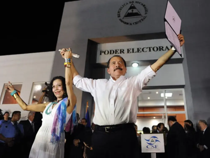 Daniel Ortega cuando recuperó el poder en 2007, acompañado de su esposa Rosario Murillo. LA PRENSA/ ARCHIVO