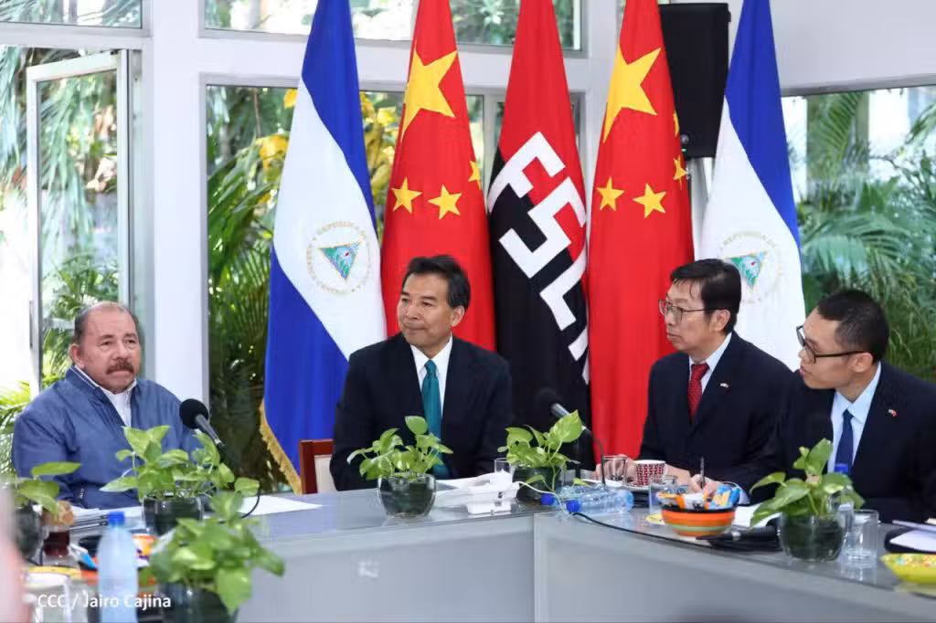 con el presidente de la Agencia China de Cooperación Internacional para el Desarrollo, Luo Zhaohui, en abril de 2023. (Foto 19 Digital)